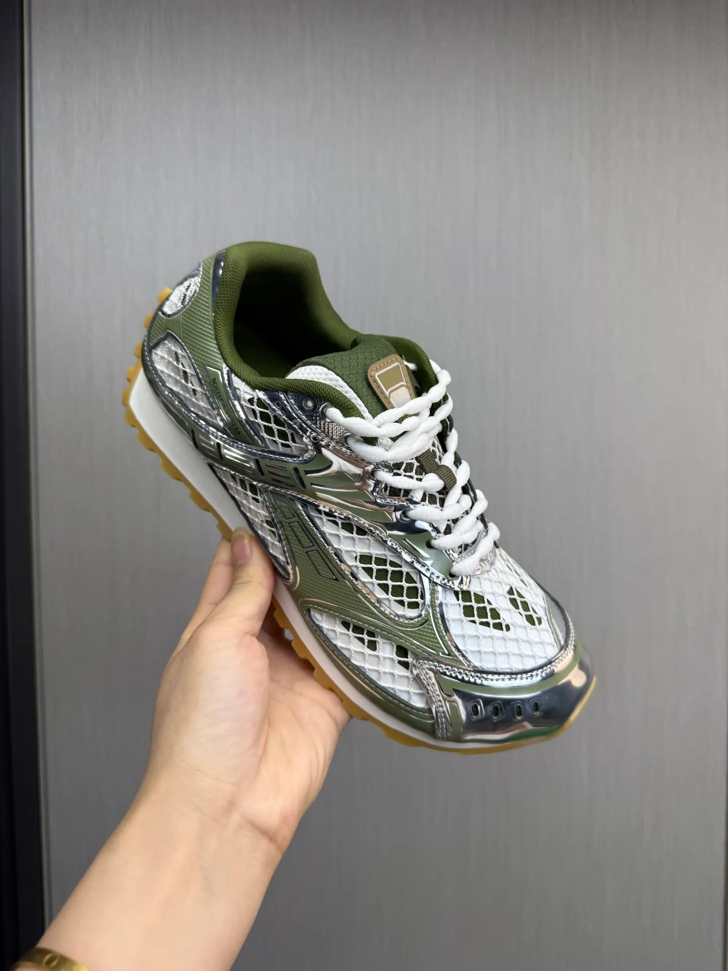 Men's men's shoes 💰620💰 BV top version 𝘽𝙊𝙏𝙏𝙀𝙂𝘼 𝙑𝙀𝙉𝙀𝙏𝘼 Orbit sneakers Wang Yibo same style couple style dad shoes 🩷💚 Runner sneakers, made of lightweight technical mesh fabric. Features a geometric patterned rubber outsole. Pay attention to the package craftsmanship ❕ High version shipping ❗️ Very nice, durable to play with and durable to make ✔️ Standard version 💯💯 The outsole is made of color-blocked TPU outsole. Women’s model 35-41 (40 41 customized) Men’s model 39-46 (45.46 customized) Equipped with original packaging